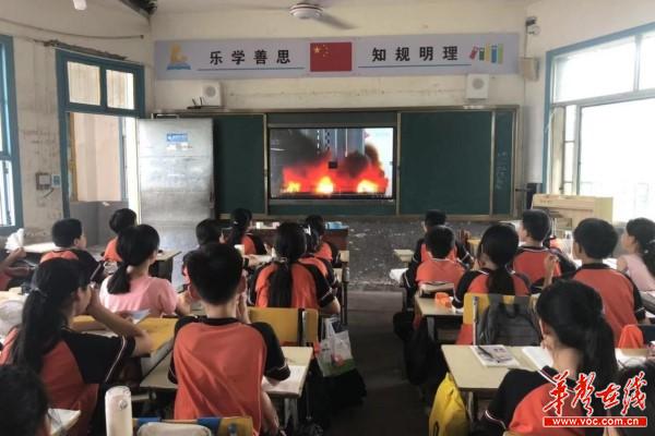 安乡县唐家铺中学组织观看神舟十二号载人飞船发射1.jpg