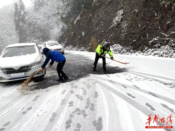 浏阳市荷花街道：全力奋战除冰雪，戮力同心保平安587_副本.jpg