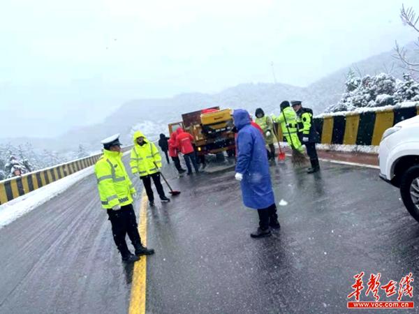 浏阳市荷花街道：全力奋战除冰雪，戮力同心保平安208_副本.jpg