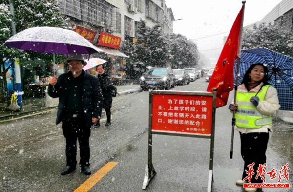 浏阳市荷花街道：全力奋战除冰雪，戮力同心保平安259_副本.jpg