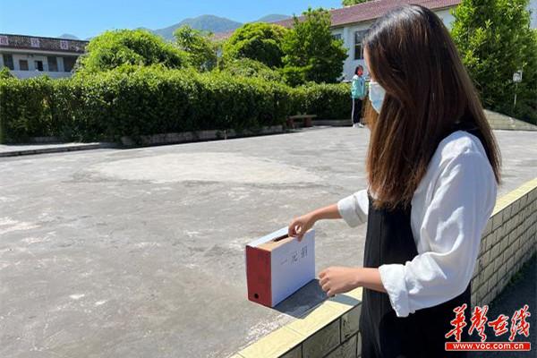 桑植县官地坪中学开展"一元捐"爱心捐款活动
