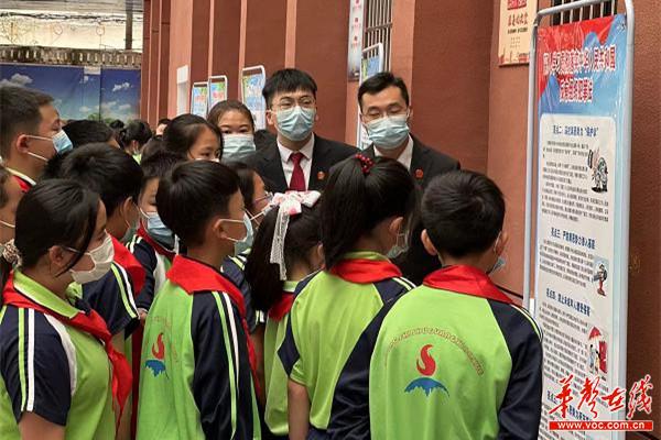 法律知识进校园——益阳市赫山区曙光小学"阳光成长"心理健康教育讲座