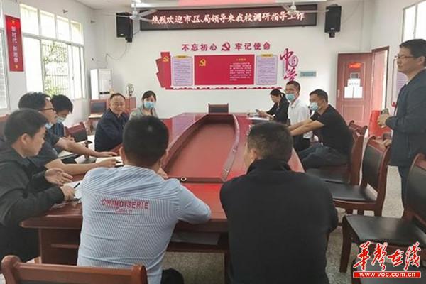 益阳市政府研究室副主任龙闻生一行赴北洲子镇中学开展调研