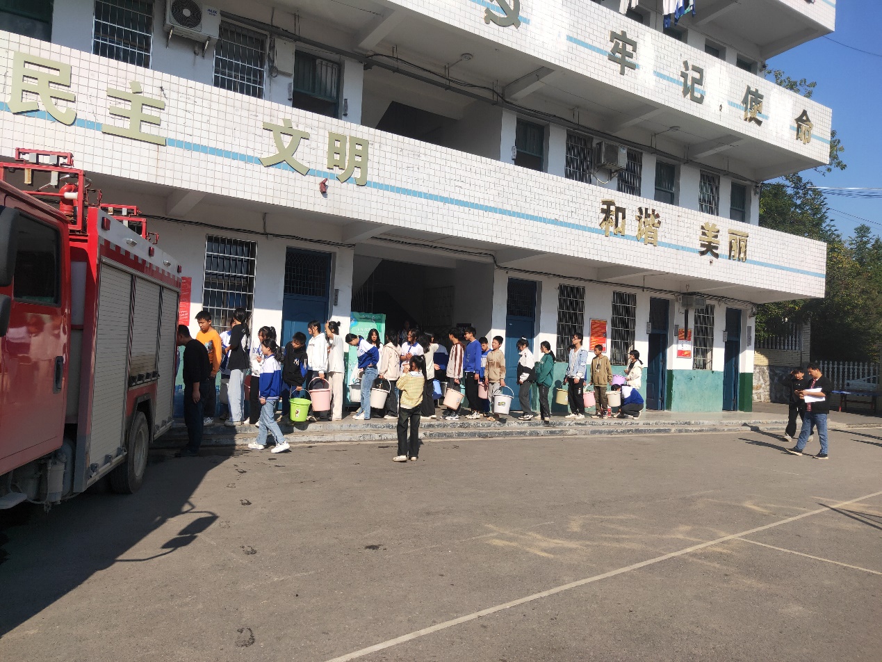 近段时间,由于天气干燥导致水源枯竭,石新中学面临短期的缺水问题,给