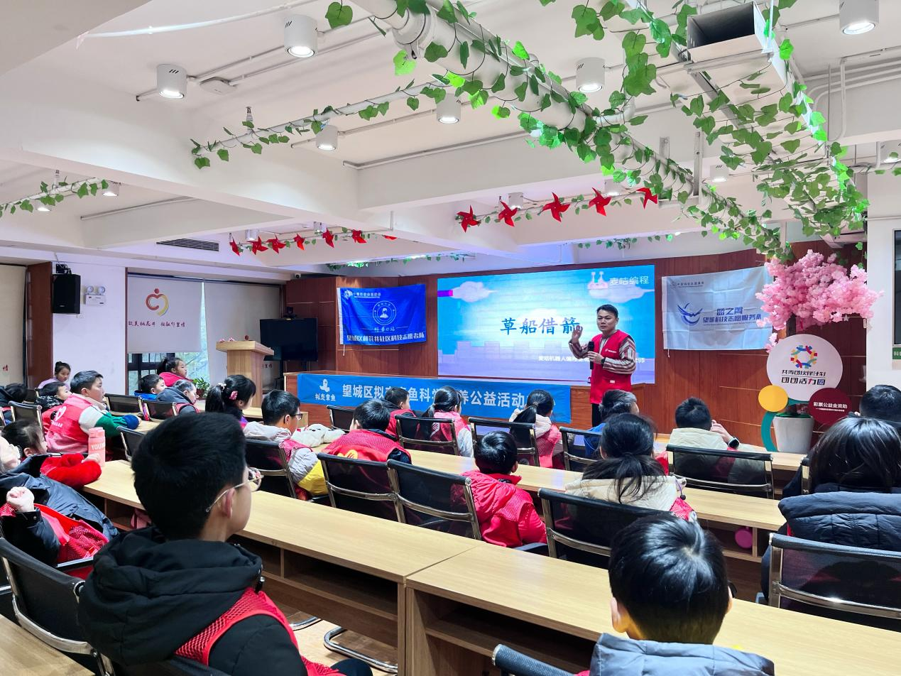 借箭由周瑜故意提出限十天造十万支箭,机智的诸葛亮一眼识破是条害人