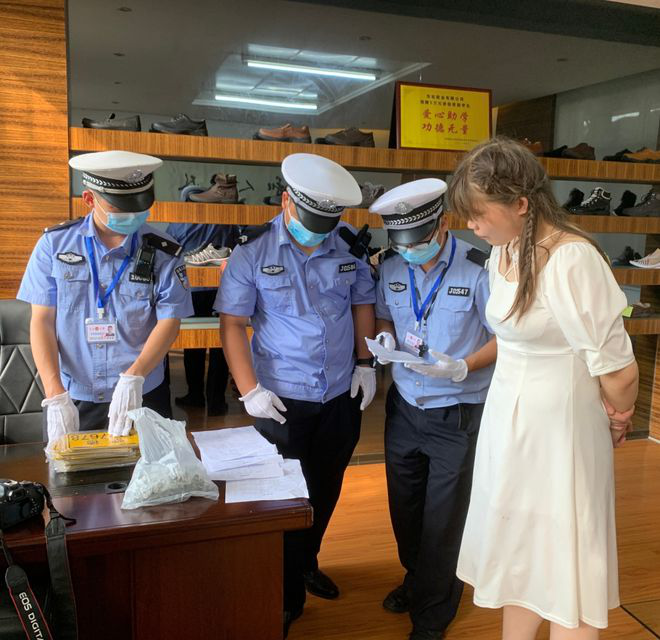 (交警支队7.11插图)常德公安交警:上门服务走实走心   营商环境更优更暖1580.png (交警支队7.11插图)常德公安交警:上门服务走实走心   营商环境更优更暖1580.png