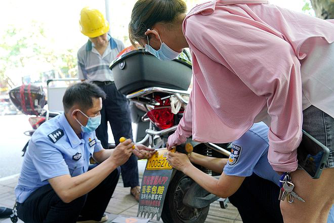 (交警支队7.11插图)常德公安交警:上门服务走实走心   营商环境更优更暖1045.png (交警支队7.11插图)常德公安交警:上门服务走实走心   营商环境更优更暖1045.png