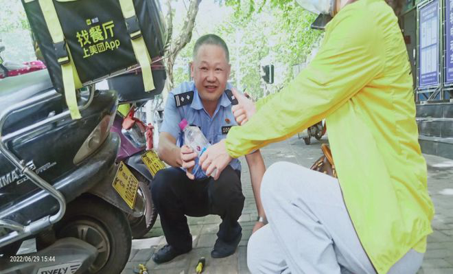 (交警支队7.11插图)常德公安交警:上门服务走实走心   营商环境更优更暖1690.png (交警支队7.11插图)常德公安交警:上门服务走实走心   营商环境更优更暖1690.png