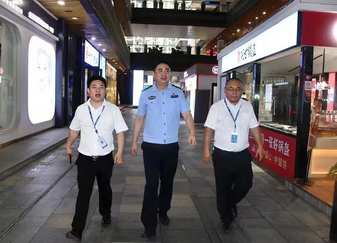 (交警支队7.11插图)常德公安交警:上门服务走实走心   营商环境更优更暖1346.png (交警支队7.11插图)常德公安交警:上门服务走实走心   营商环境更优更暖1346.png