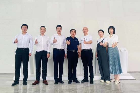 澳优,让营养更美好——省商标品牌协会会长朱增辉一行走访澳优乳业822.png 澳优,让营养更美好——省商标品牌协会会长朱增辉一行走访澳优乳业822.png