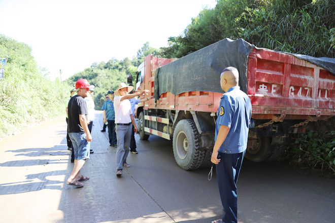 湖南桃源：多部门重拳出击 严厉整治工程运输车各类交通违法165.png