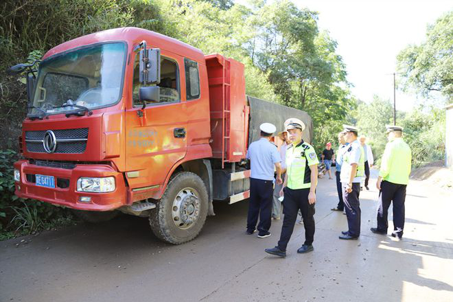 湖南桃源：多部门重拳出击 严厉整治工程运输车各类交通违法163.png