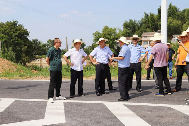 桃源县副县长王贤平现场调研桃龙大道交通事故安全隐患路段180.png