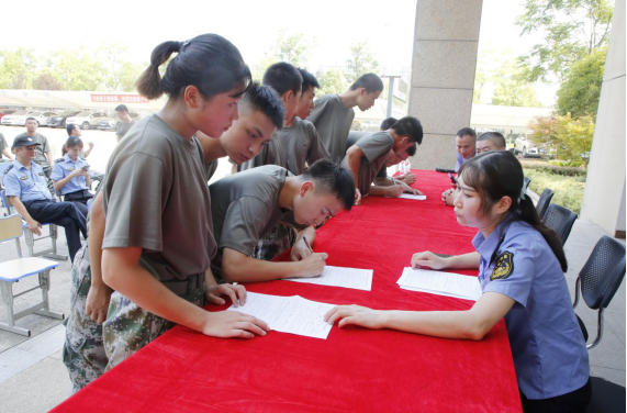 报道华铁集团中南分公司举行(1)701.png 报道华铁集团中南分公司举行(1)701.png