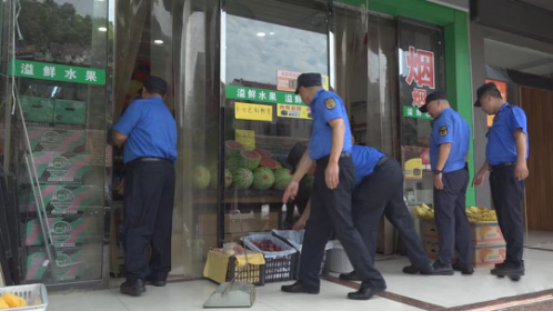 澧县:高温下的坚守 不服“暑”的城管人124.png