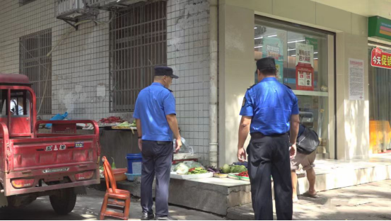 澧县:高温下的坚守 不服“暑”的城管人350.png 澧县:高温下的坚守 不服“暑”的城管人350.png