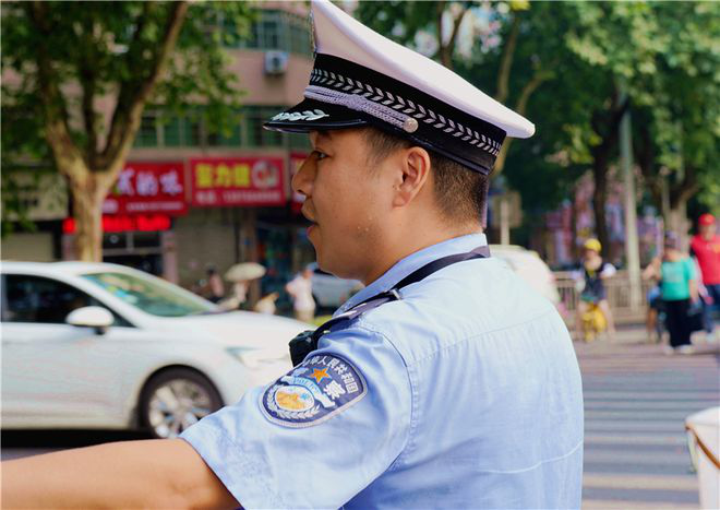 湖南常德:40℃高温下,那一抹清凉的文明“警”色1169.png