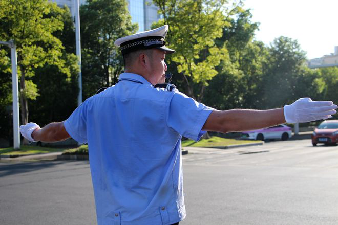 湖南常德:40℃高温下,那一抹清凉的文明“警”色1450.png