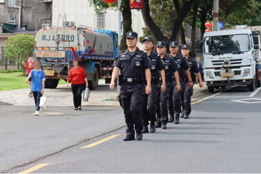 一抹“警色”给足安全感!常德高新公安分局巡逻防控再升级791.png