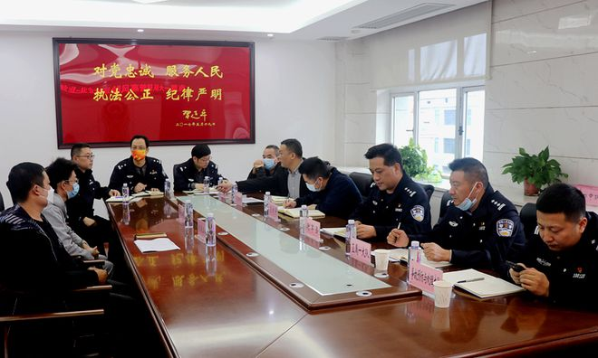 常德交警支队副支队长谢军圣约谈高风险运输企业负责人580.png