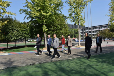 桃源县委副书记陈支文一行调研县进修学校新校门、教学楼修建情况126.png