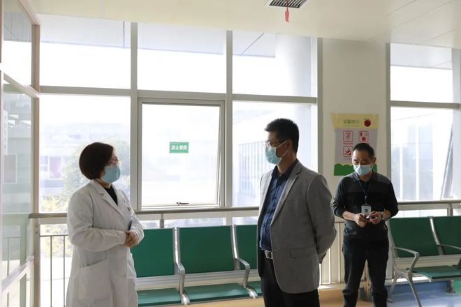 常德市二医院党委书记马明祥深入科室走访调研381.png 常德市二医院党委书记马明祥深入科室走访调研381.png