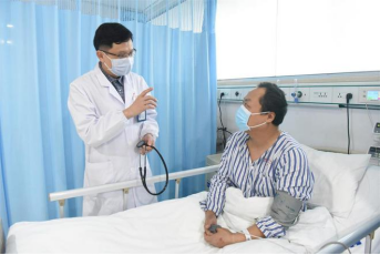 男子连续熬夜看球突发心梗 常德一医胸痛中心1小时内开通堵塞血管159.png 男子连续熬夜看球突发心梗 常德一医胸痛中心1小时内开通堵塞血管159.png