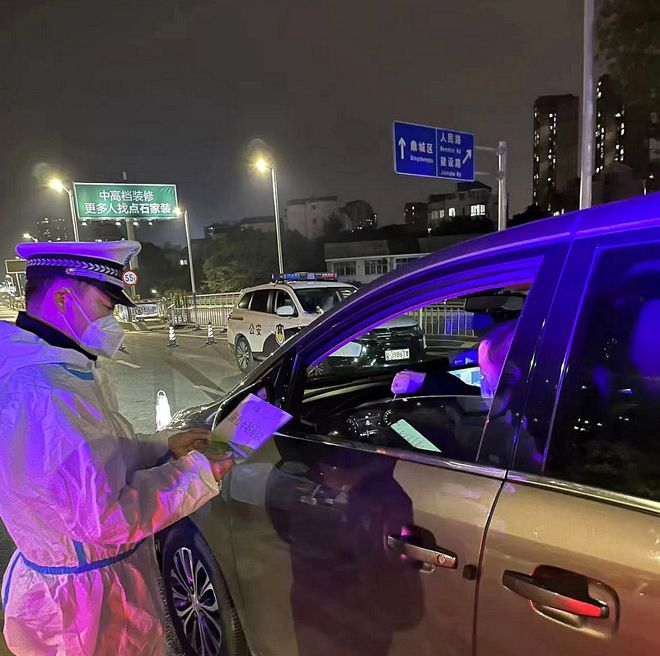 警徽闪耀 “疫”路畅安——常德公安交警筑牢抗疫“交通防线”552.png 警徽闪耀 “疫”路畅安——常德公安交警筑牢抗疫“交通防线”552.png