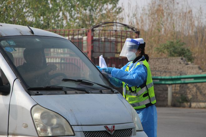 警徽闪耀 “疫”路畅安——常德公安交警筑牢抗疫“交通防线”1340.png 警徽闪耀 “疫”路畅安——常德公安交警筑牢抗疫“交通防线”1340.png