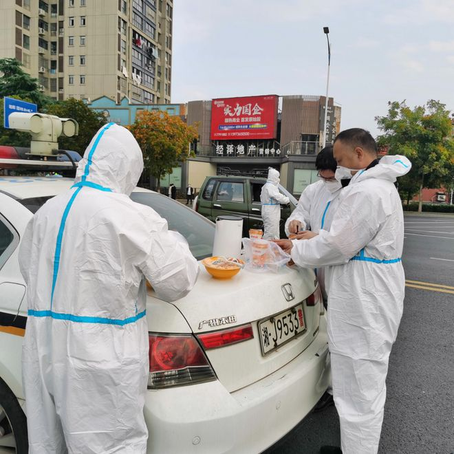 警徽闪耀 “疫”路畅安——常德公安交警筑牢抗疫“交通防线”575.png 警徽闪耀 “疫”路畅安——常德公安交警筑牢抗疫“交通防线”575.png