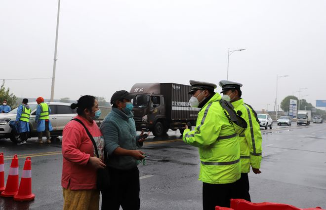 警徽闪耀 “疫”路畅安——常德公安交警筑牢抗疫“交通防线”563.png 警徽闪耀 “疫”路畅安——常德公安交警筑牢抗疫“交通防线”563.png