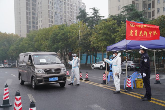 警徽闪耀 “疫”路畅安——常德公安交警筑牢抗疫“交通防线”937.png 警徽闪耀 “疫”路畅安——常德公安交警筑牢抗疫“交通防线”937.png