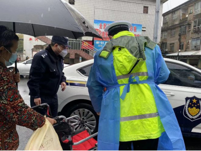 湖南桃源：雨雪中，民警的这些动作很暖心661.png