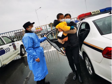 湖南桃源：雨雪中，民警的这些动作很暖心1095.png