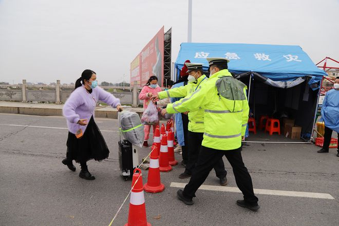 桃源交警：疫情防控不松懈 暖心服务不打烊601.png