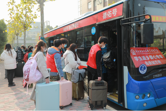 铁科职院：“学生返乡爱心专车”暖心护航回家路756.png