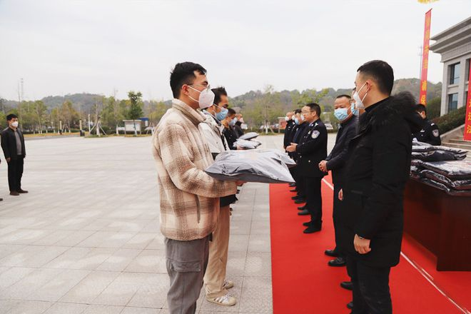 桃源县举办辅警执勤服装发放仪式暨“道交安APP操作系统”培训班516.png