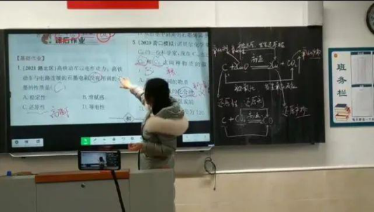 天寒不挡情深，常德市十一中学校园内暖心瞬间频现！1215.png