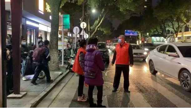 天寒不挡情深，常德市十一中学校园内暖心瞬间频现！875.png