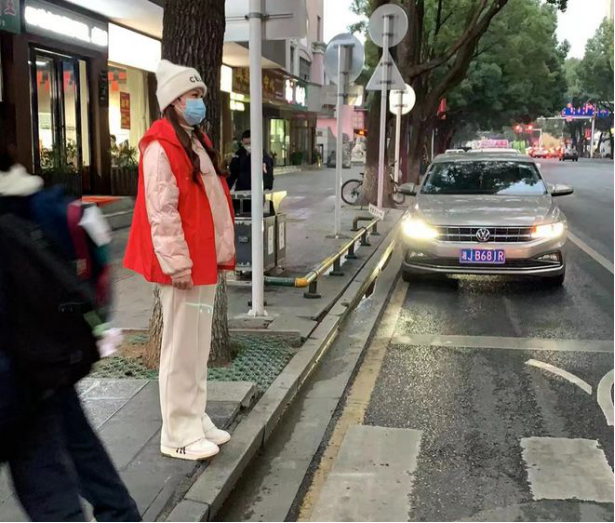 天寒不挡情深，常德市十一中学校园内暖心瞬间频现！325.png