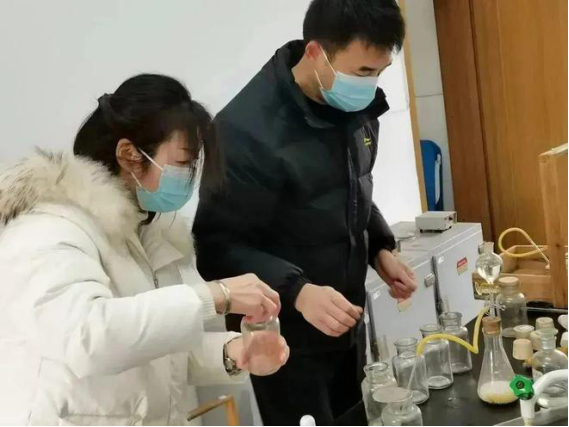 天寒不挡情深，常德市十一中学校园内暖心瞬间频现！1395.png