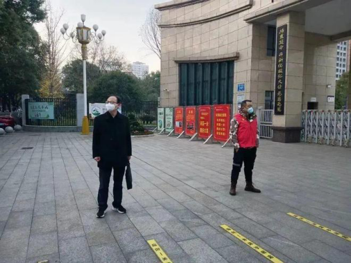 天寒不挡情深，常德市十一中学校园内暖心瞬间频现！460.png