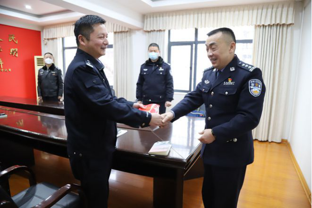 常德交警支队副支队长张宏华督导桃源春运工作慰问一线交通民警142.png