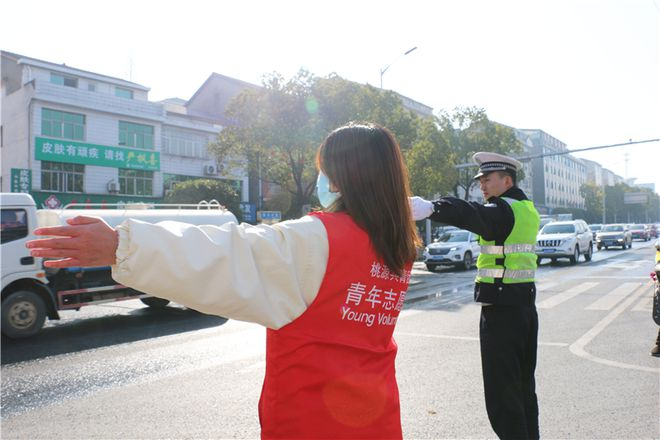 桃源交警联合共青团县委开展“情满旅途 暖冬行动”志愿者活动735.png