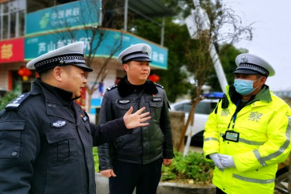 常德交警支队副支队长张建平督导检查二大队春运后期交通安保工作178.png