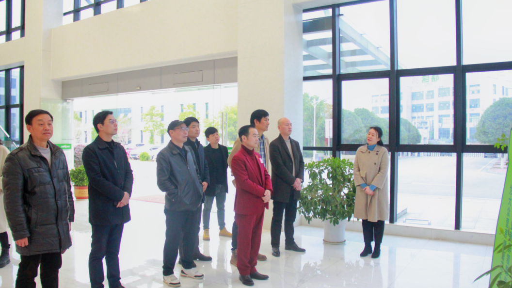 10 做诚信企业，建一流品牌——省商标品牌协会党支部书记兼秘书长胡志新一行走访皇氏集团湖南优氏乳业有限公司198.png