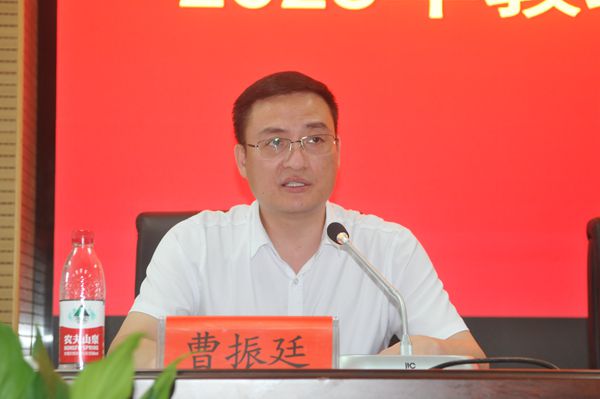 副校长向美球解读方案会上,教师代表姜虹,王真和胡勇老师分享了赴银川