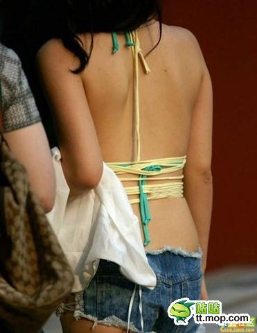 汗！商场里的女孩都穿成这样逛了