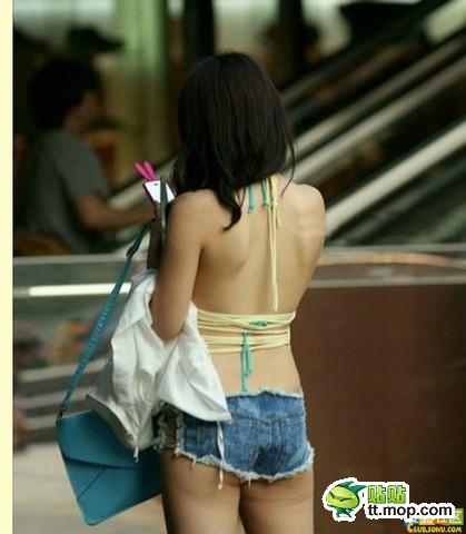 汗！商场里的女孩都穿成这样逛了