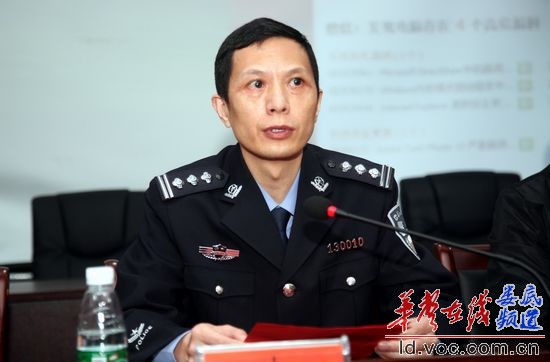 交警支队长谢志明等领导给学生发宣传资料